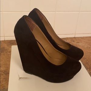 Closed toe wedges